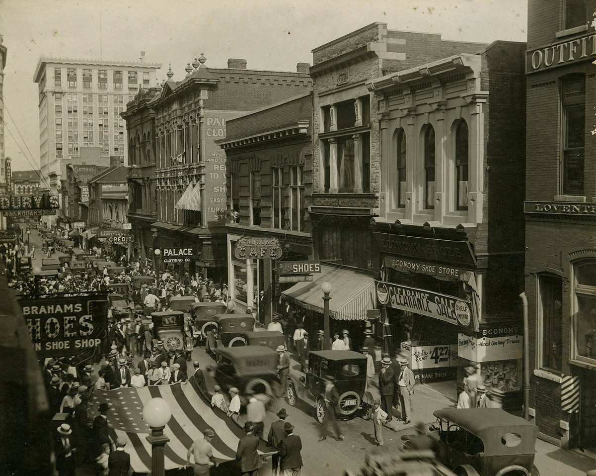 Looking east down Union Street from 5th Avenue, 1918