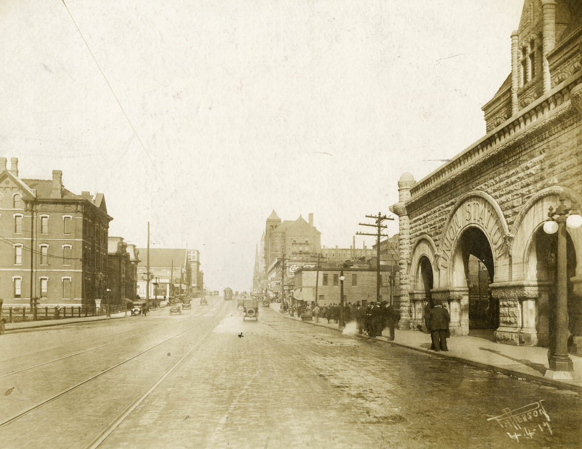 Samuel Davis Monument, 1915