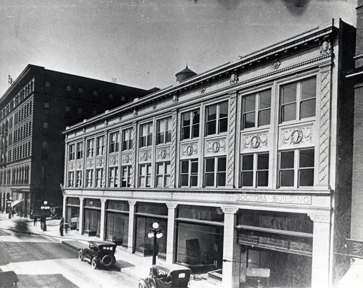 Photograph of the Doctors' Building, 1910s