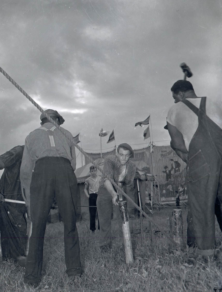 Circus people raising a tent, Nashville, Tennessee, 1938