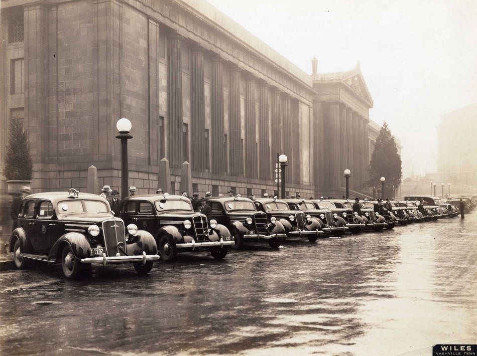 Police cars and officers in front of War Memorial Building in Nashville, Tennessee, 1935