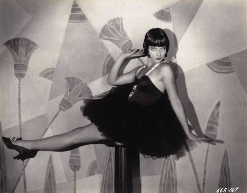 Beautiful Photos of Louise Brooks during the filming of 'Now We're in the Air (1927)'