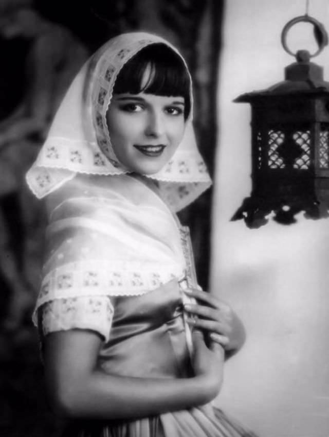 Beautiful Photos of Louise Brooks during the filming of 'Now We're in the Air (1927)'