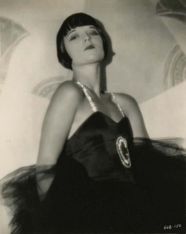 Beautiful Photos of Louise Brooks during the filming of 'Now We're in the Air (1927)'