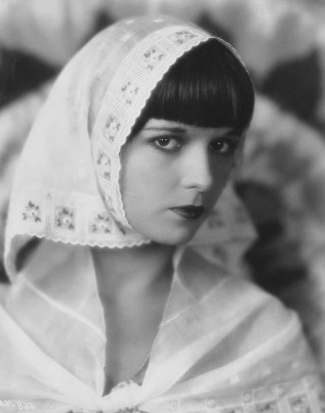 Beautiful Photos of Louise Brooks during the filming of 'Now We're in the Air (1927)'