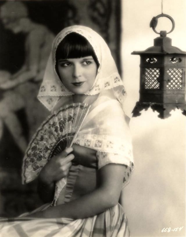 Beautiful Photos of Louise Brooks during the filming of 'Now We're in the Air (1927)'
