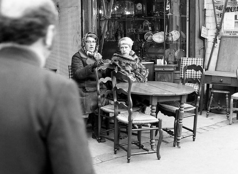 Fascinating Photos Capturing Street Life of Paris in 1981