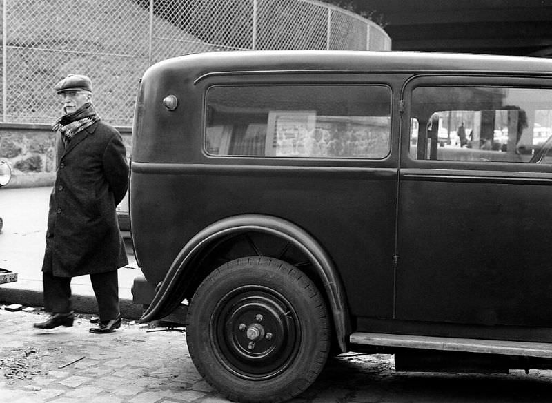 Fascinating Photos Capturing Street Life of Paris in 1981