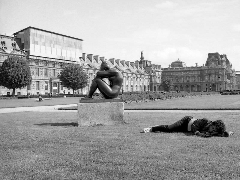 Fascinating Photos Capturing Street Life of Paris in 1981