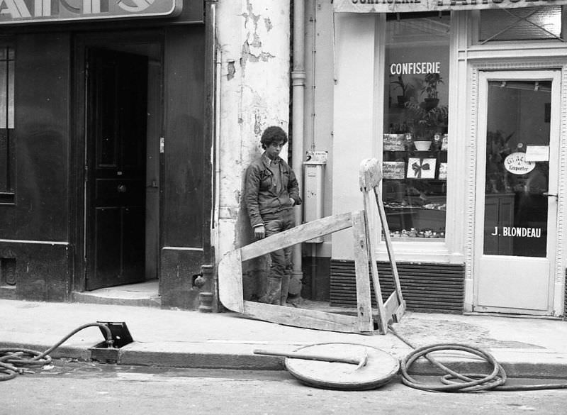 Fascinating Photos Capturing Street Life of Paris in 1981