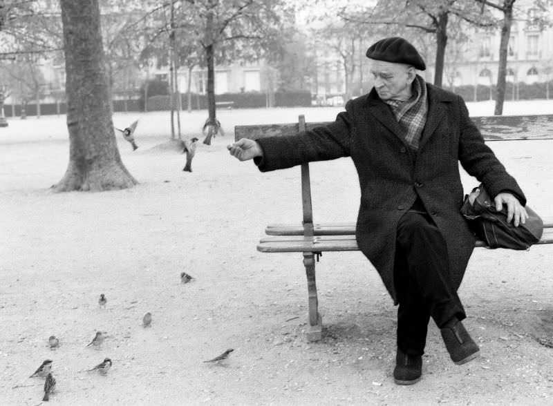 Fascinating Photos Capturing Street Life of Paris in 1981