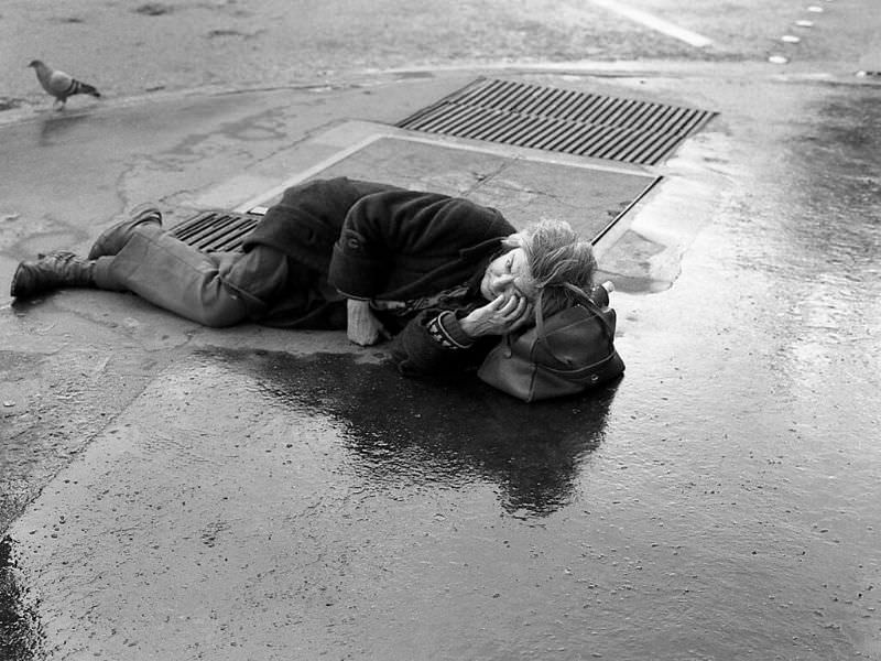 Fascinating Photos Capturing Street Life of Paris in 1981