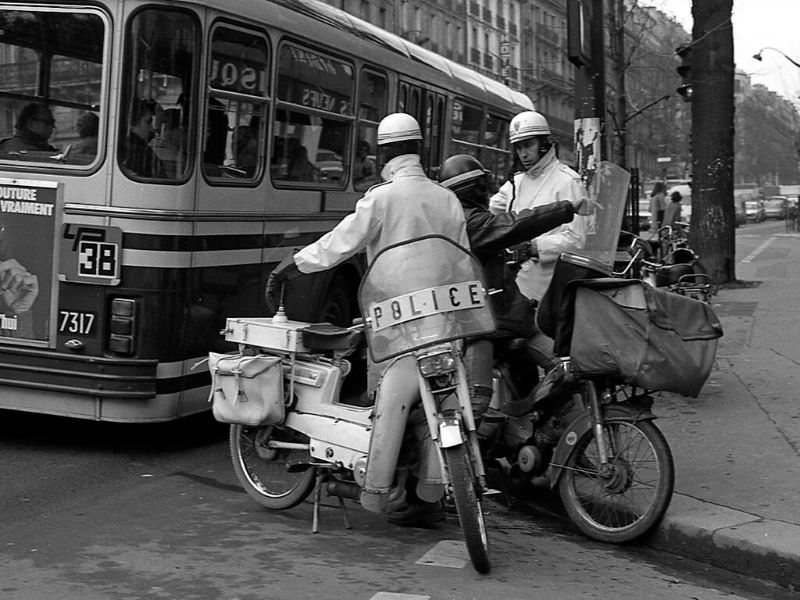 Fascinating Photos Capturing Street Life of Paris in 1981