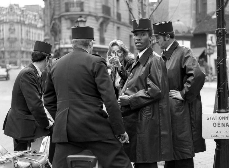 Fascinating Photos Capturing Street Life of Paris in 1981