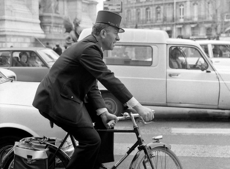 Fascinating Photos Capturing Street Life of Paris in 1981