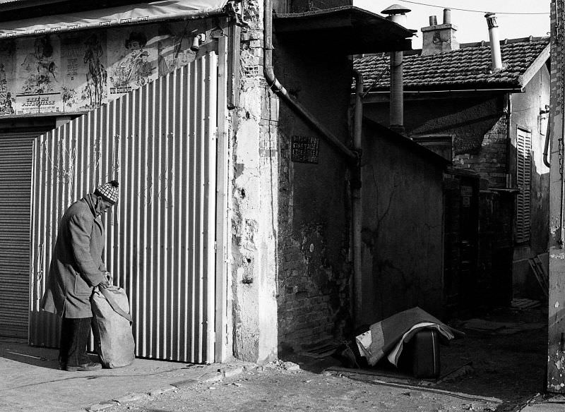 Fascinating Photos Capturing Street Life of Paris in 1981