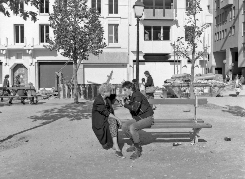 Fascinating Photos Capturing Street Life of Paris in 1981