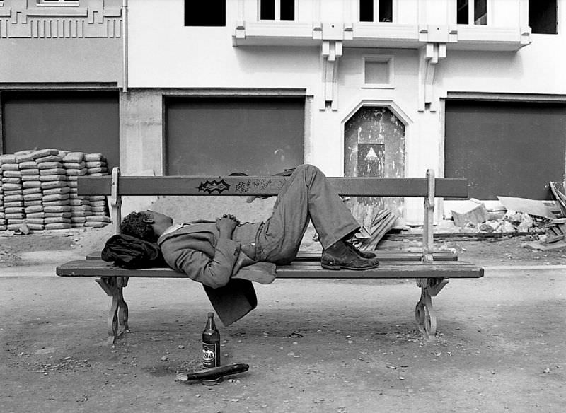 Fascinating Photos Capturing Street Life of Paris in 1981