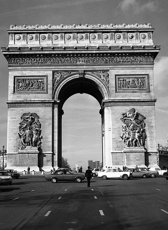 Fascinating Photos Capturing Street Life of Paris in 1981