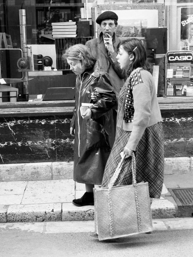 Fascinating Photos Capturing Street Life of Paris in 1981