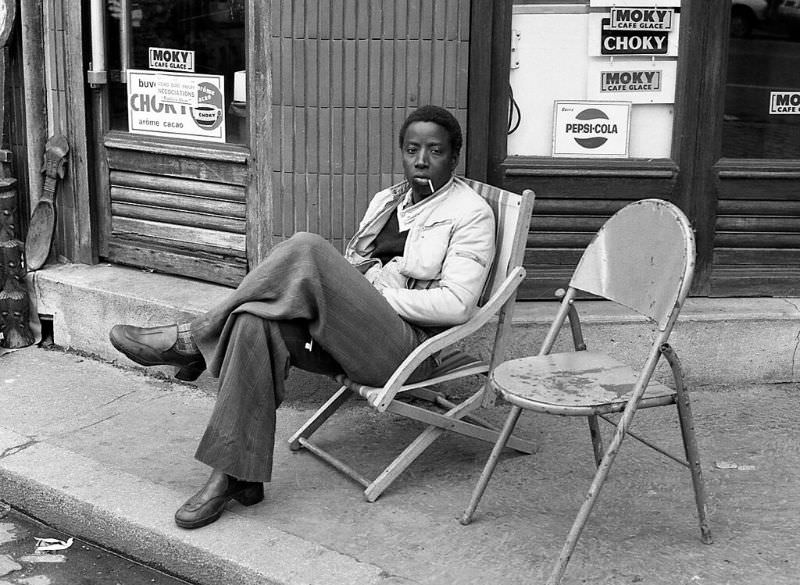 Fascinating Photos Capturing Street Life of Paris in 1981