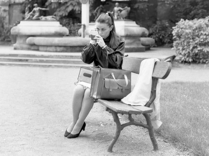 Fascinating Photos Capturing Street Life of Paris in 1981