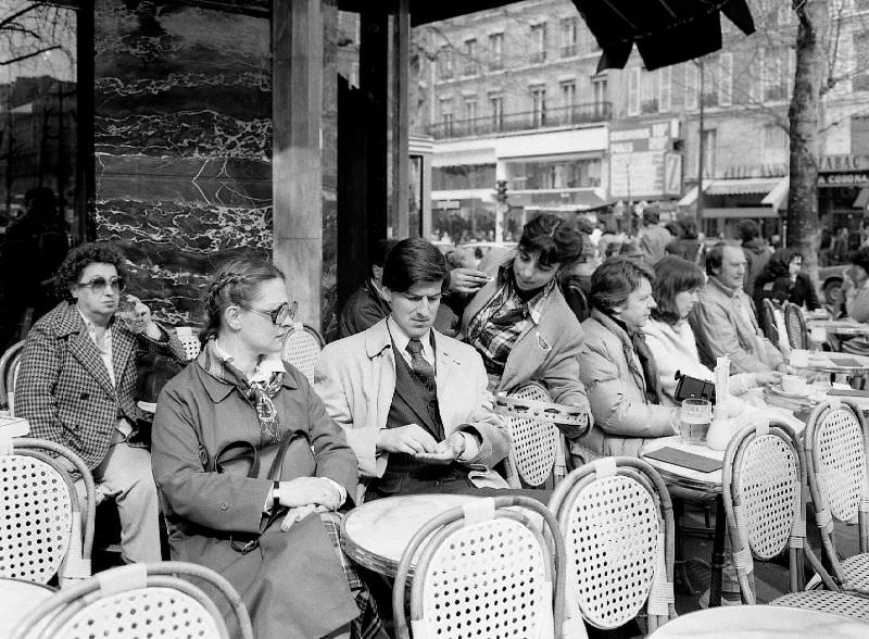 Fascinating Photos Capturing Street Life of Paris in 1981