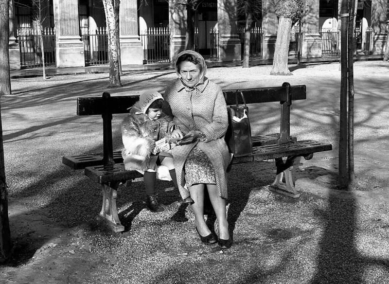 Fascinating Photos Capturing Street Life of Paris in 1981