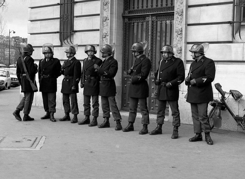 Fascinating Photos Capturing Street Life of Paris in 1981