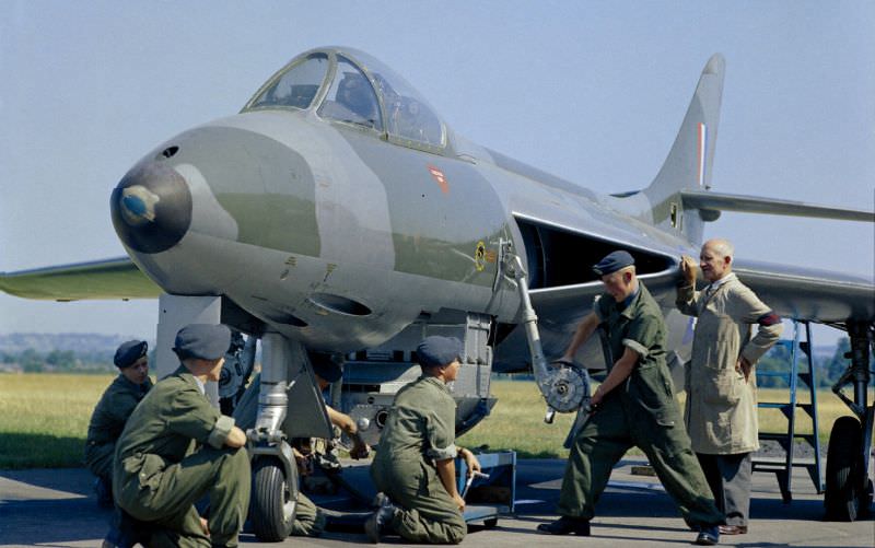 An instructor shows Aircraft Apprentices of No.1 School of Technical Training at RAF Halton.