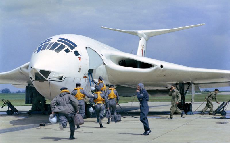 Squadron Leader Ulf Burberry’s crew run towards a Handley Page Victor of No. 15 (XV) Squadron during a demonstration scramble at RAF Cottesmore, June 1959