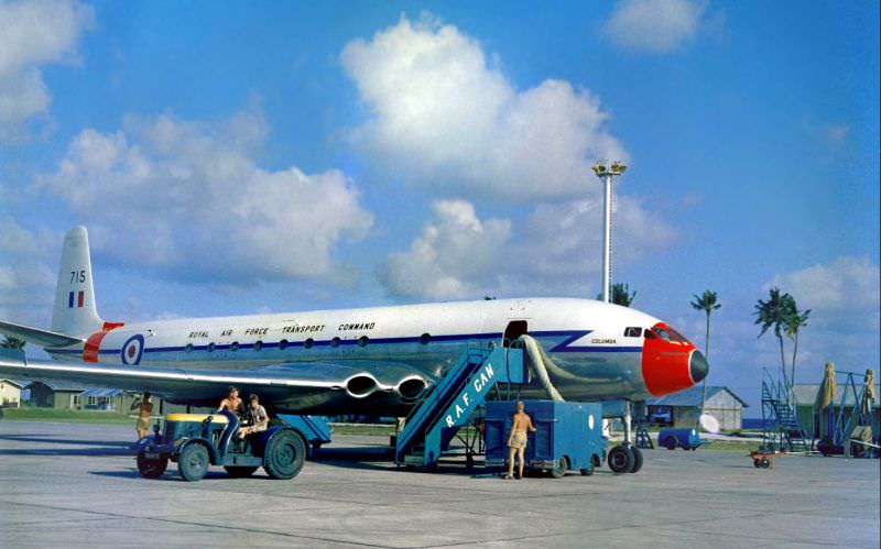De Havilland Comet C.2 XK715 ‘Columba’ of No 216 Squadron RAF flying from RAF Lyneham is turned around at RAF Gan, on Adu Atoll in the Maldives, 1962
