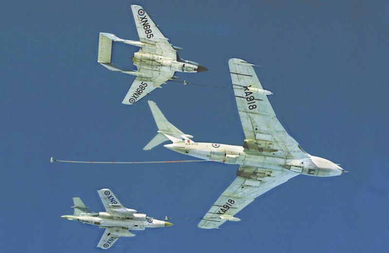 A Handley Page Victor K.1 aircraft (XA918) prepares to refuel two aircraft flying close to its wings, 1964
