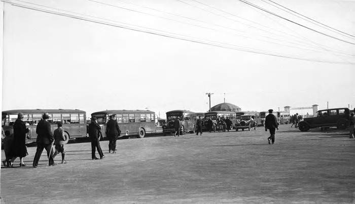 Public Service Company buses near entrance to the International and Live Stock Show, San Antonio, 1925