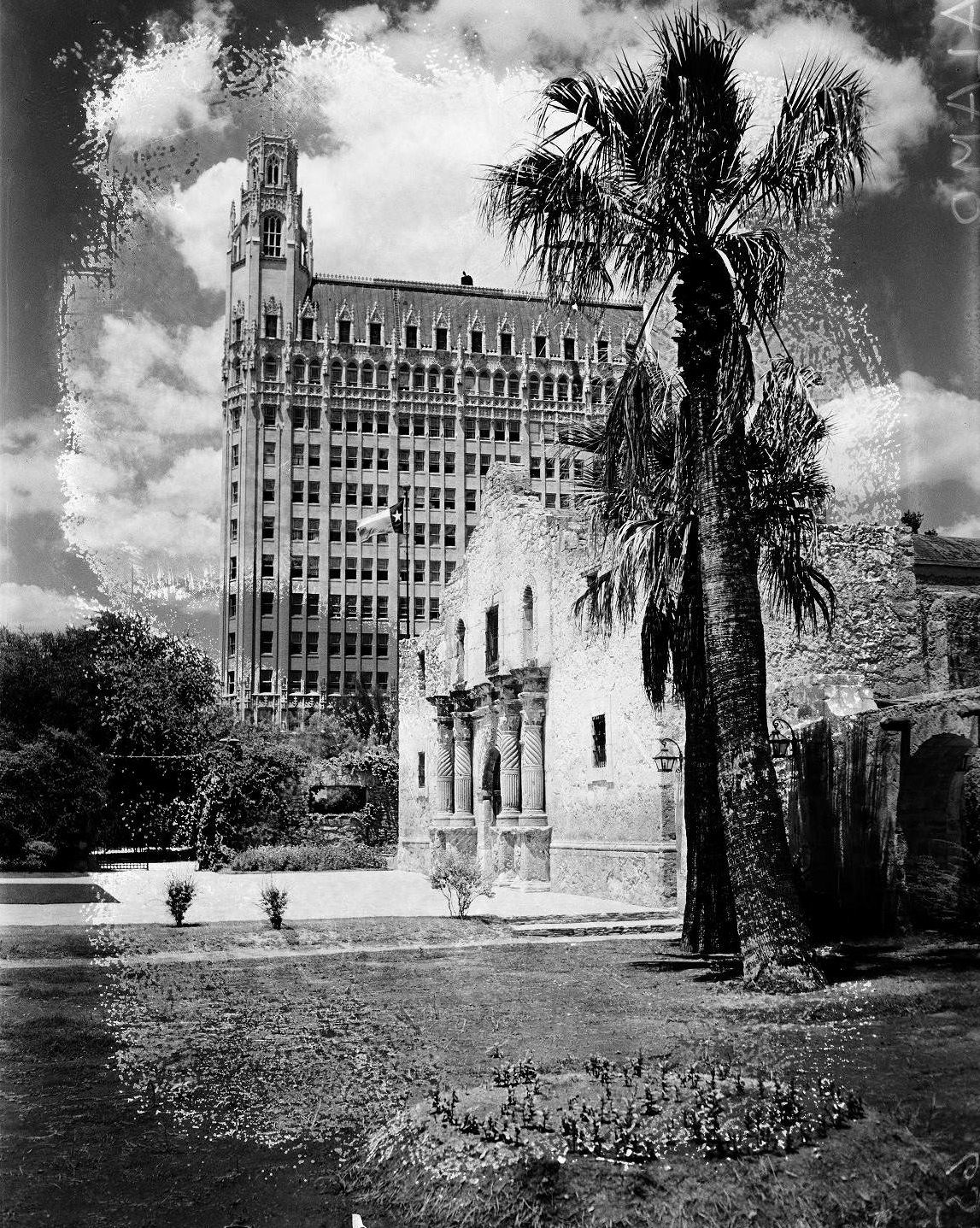 The front of the Alamo with the Emily Morgan Hotel, 1925