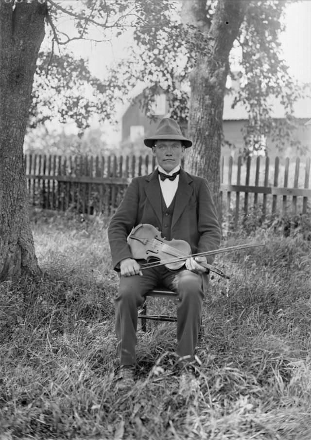 Stunning Portraits of Swedish People from the Early-20th Century by John Alinder