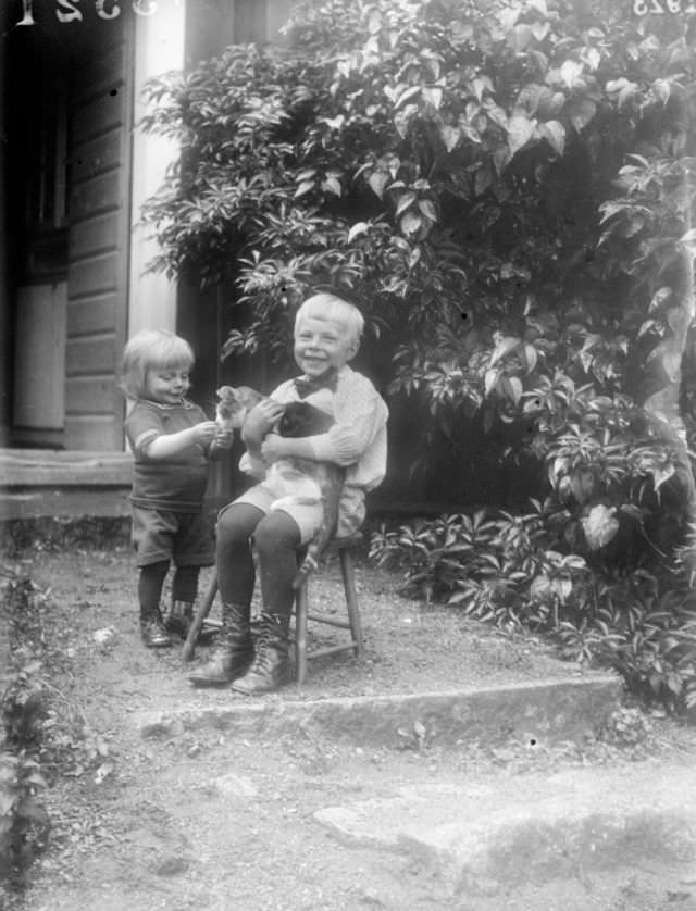 Stunning Portraits of Swedish People from the Early-20th Century by John Alinder