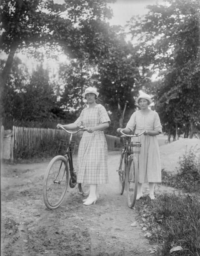 Stunning Portraits of Swedish People from the Early-20th Century by John Alinder