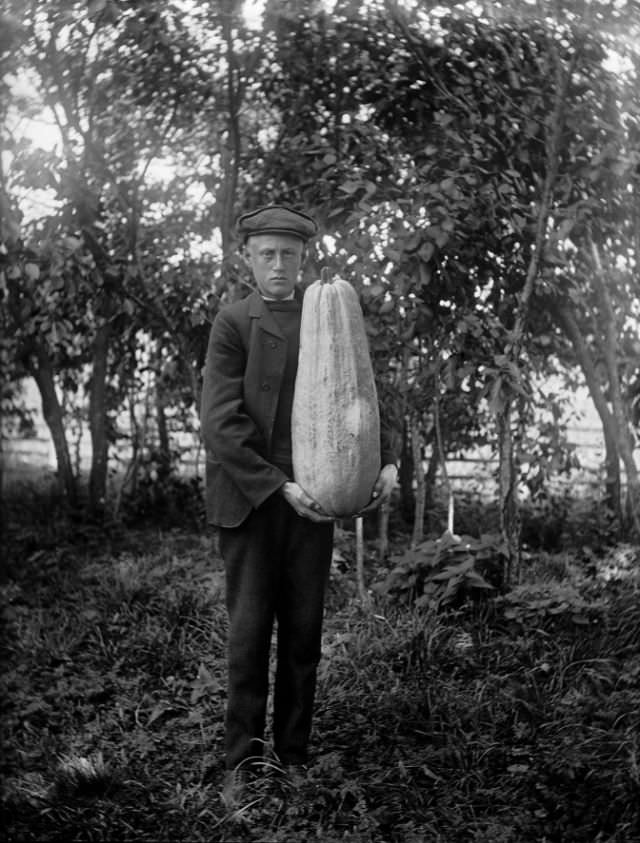 Stunning Portraits of Swedish People from the Early-20th Century by John Alinder