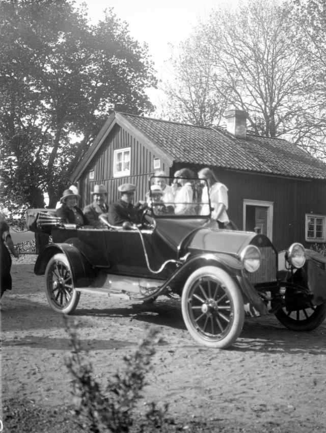 Stunning Portraits of Swedish People from the Early-20th Century by John Alinder