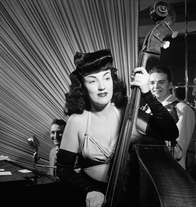 Beautiful photos of Jazz Bassist Vivien Garry from the 1940s
