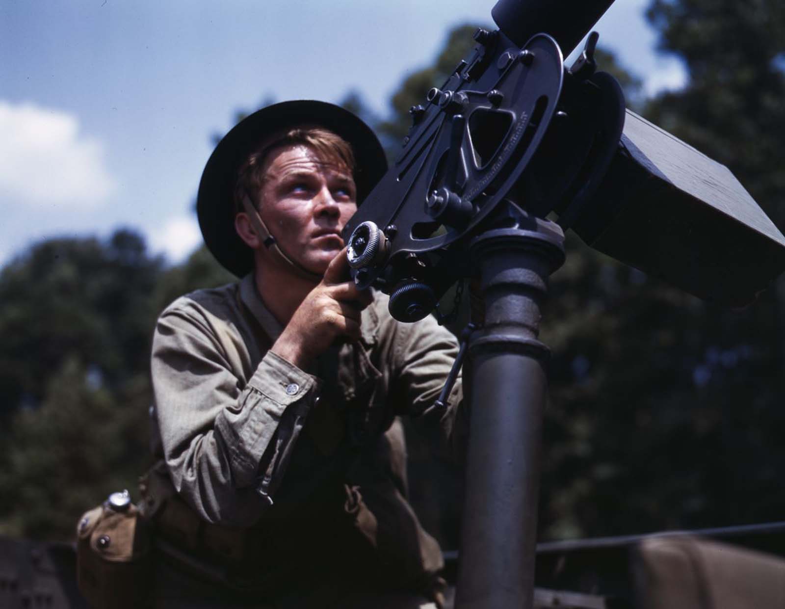 An infantryman takes aim with a Browning machine gun.