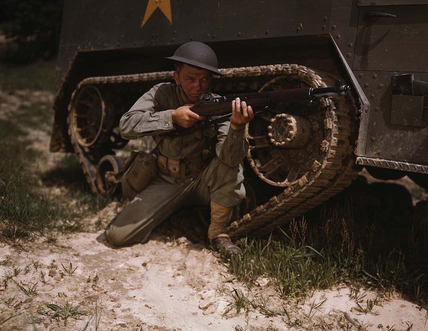 Stunning Color Photos of WWII Tank Crews of U.S. in Training at Fort Knox