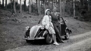 Beautiful Photos of Couples with their Cars from the 1930s