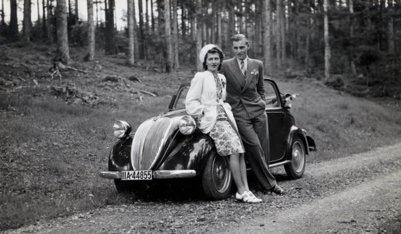 Beautiful Photos of Couples with their Cars from the 1930s