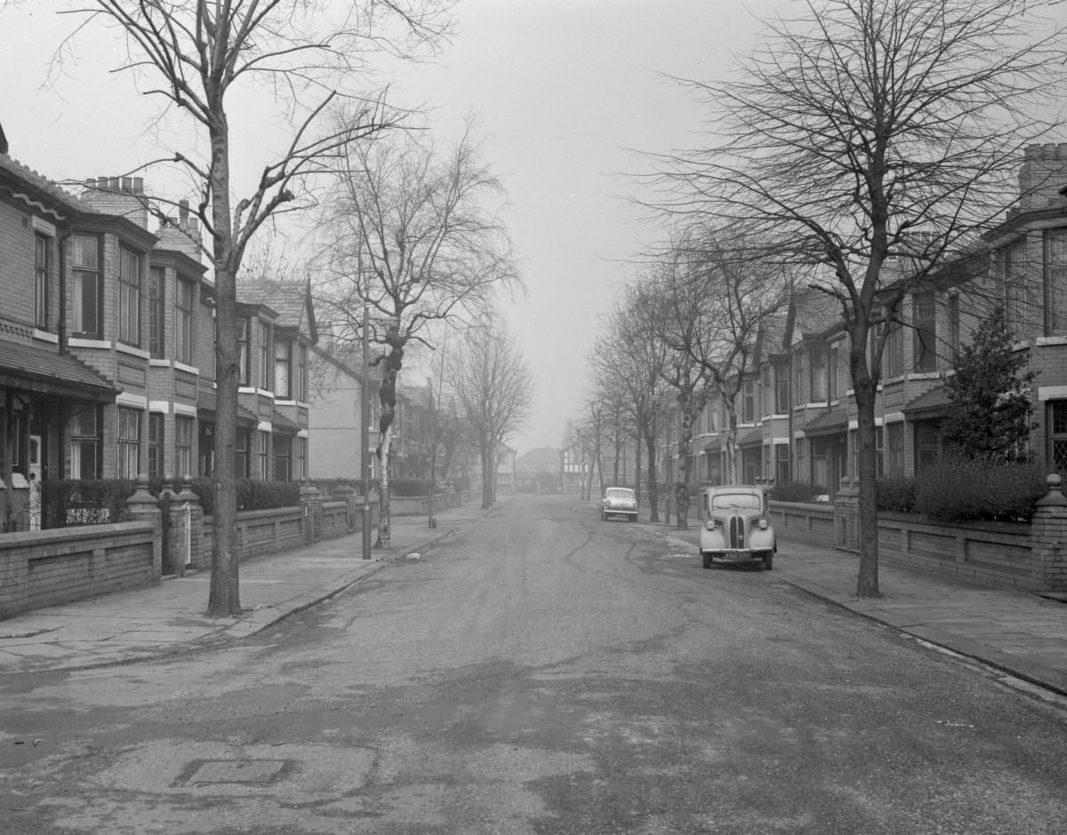 Manchester in 1963: Fascinating and Sombre Black-and-White photos of Empty Manchester Streets