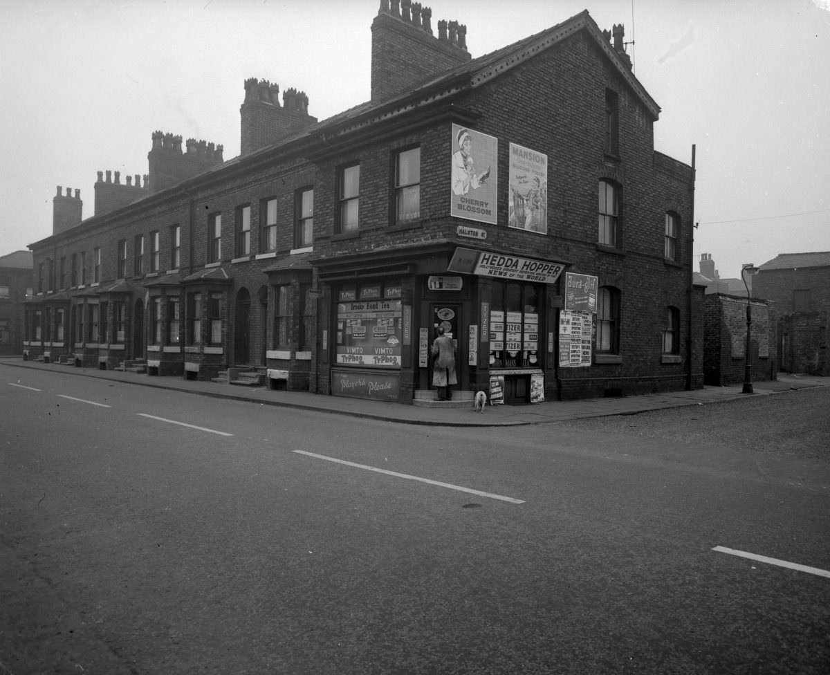 Manchester in 1963: Fascinating and Sombre Black-and-White photos of Empty Manchester Streets