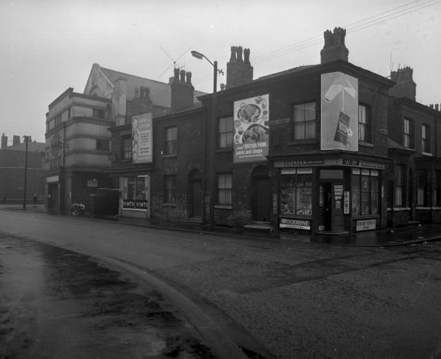 Manchester in 1963: Fascinating and Sombre Black-and-White photos of Empty Manchester Streets