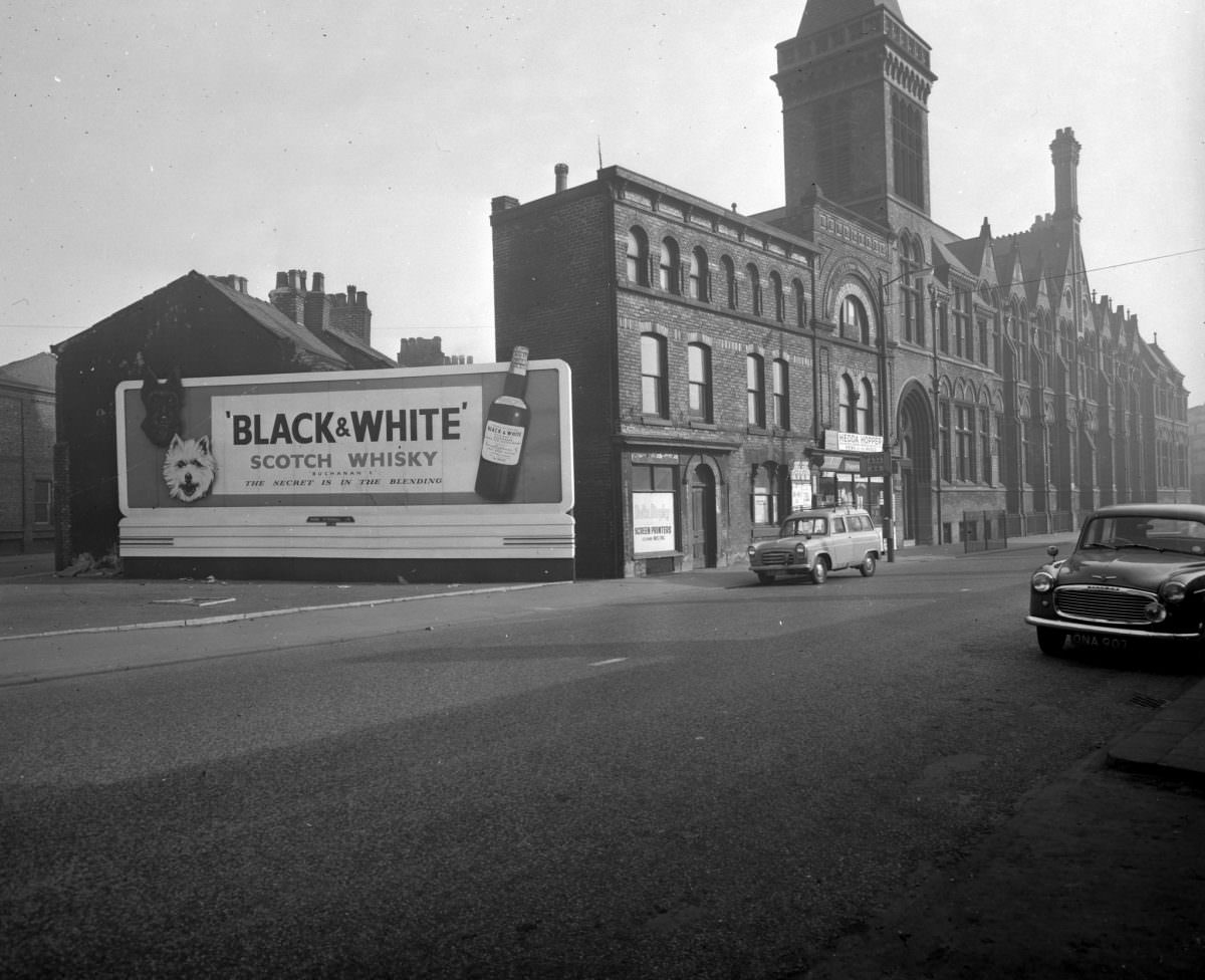 Manchester in 1963: Fascinating and Sombre Black-and-White photos of Empty Manchester Streets