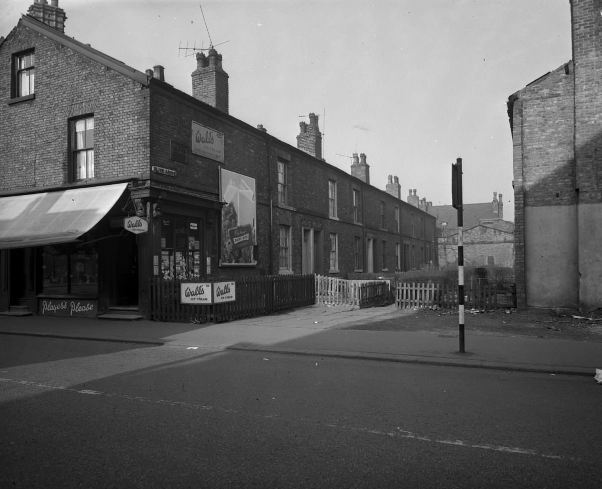 Manchester in 1963: Fascinating and Sombre Black-and-White photos of Empty Manchester Streets